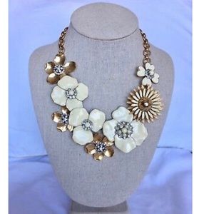 Stella and Dot Dot Bloom Necklace